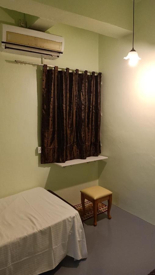 Snoopy Homestay Two Bedroom Бату Пахат Екстериор снимка
