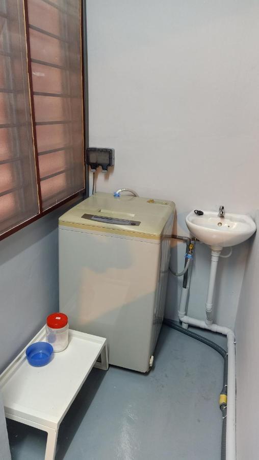 Snoopy Homestay Two Bedroom Бату Пахат Екстериор снимка